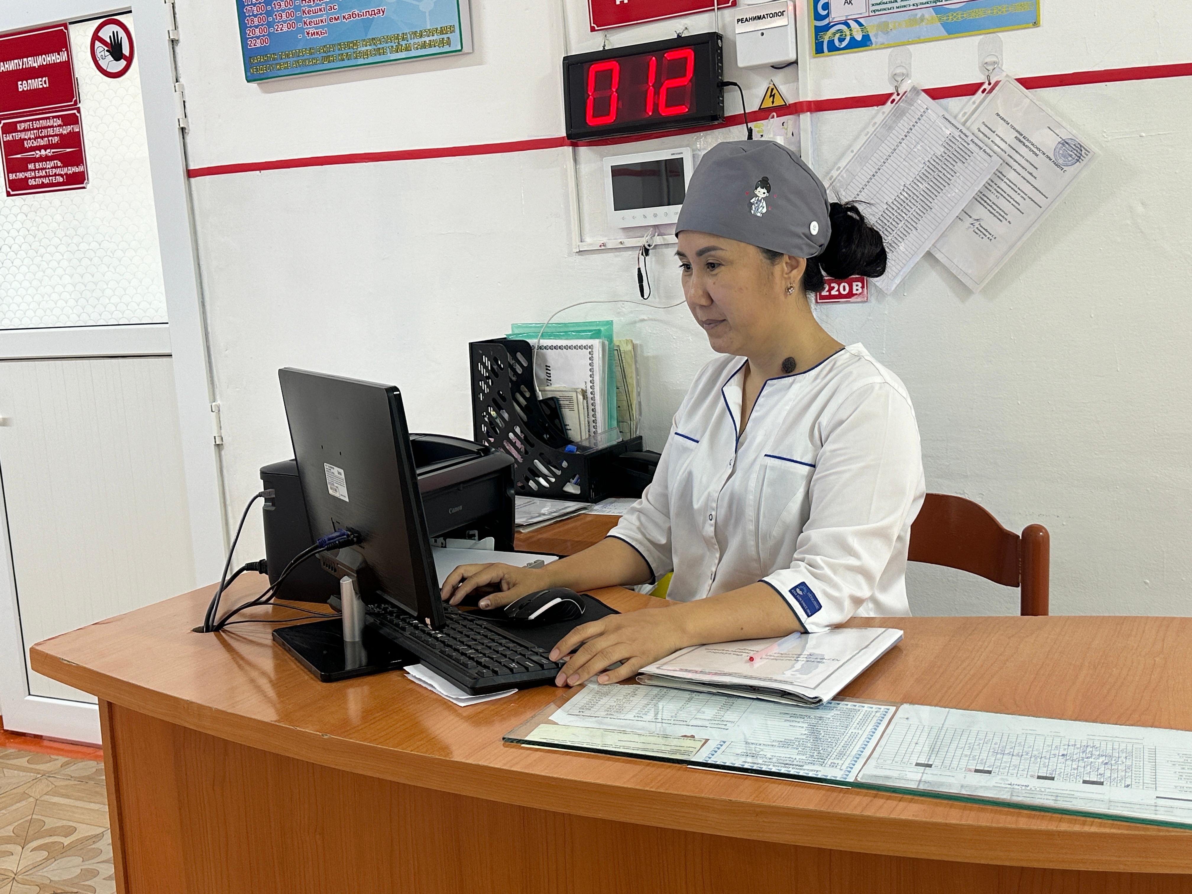 Мини бау киген жалаңаш қыздардың суреттері, догги стилі